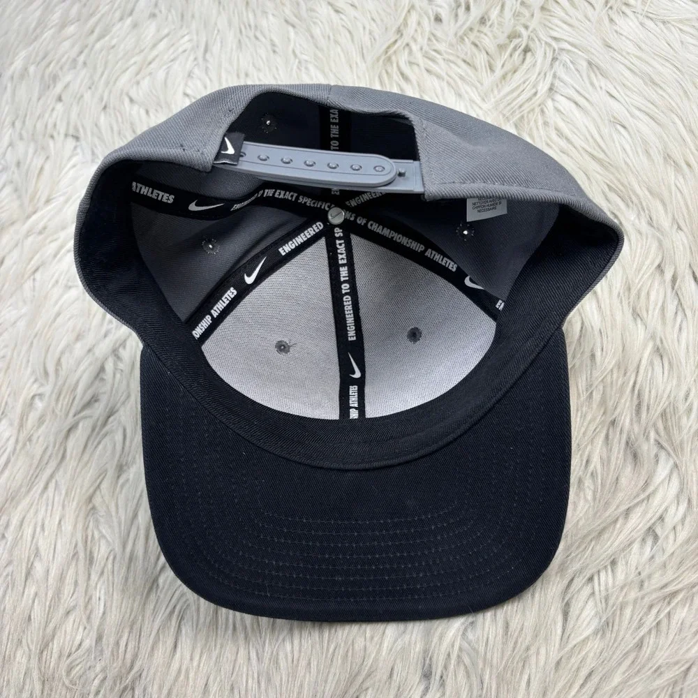 Nike Men's S / M Gray Black Colorblock Snapback Pro Cap Embroidered Street
